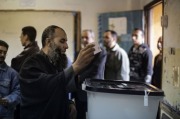 Un Égyptien vote lors du referendum sur la Constitution, le 15 décembre 2012 au Caire.